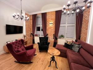 弗罗茨瓦夫Brick Castle - Apartament Helga的客厅配有红色家具和砖墙