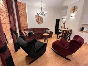 弗罗茨瓦夫Brick Castle - Apartament Helga的客厅配有沙发和两把椅子