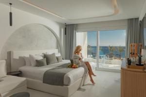 沙姆沙伊赫White Hills Resort的坐在酒店房间床上的女人