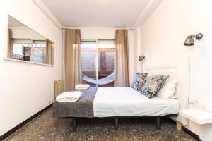 巴塞罗那Find Calm at this cozy City Sanctuary with terrace的一间小卧室,配有床和窗户