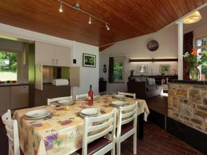 斯图蒙Attractive holiday home in Stoumont with garden的用餐室以及带桌椅的厨房。