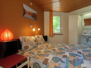 斯图蒙Attractive holiday home in Stoumont with garden的一间卧室配有床、灯和窗户