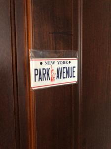 头城SoHo纽约客的门上新约克公园大道的标志