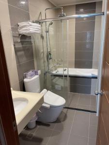 头城SoHo纽约客的浴室配有卫生间、盥洗盆和淋浴。