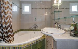利萨基亚Mitros Apartment的带浴缸和盥洗盆的浴室