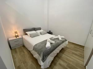 塞维利亚Apartamentos cruz roja B的一间卧室配有一张床,上面有两条毛巾