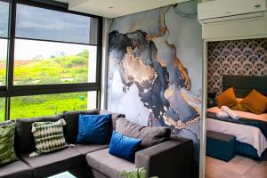 巴利托Zimbali Lakes Boulevard Suites 103的客厅配有沙发和1张床