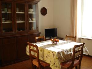 加尔达湖滨Lidia Apartment的一间带桌子和电视的用餐室