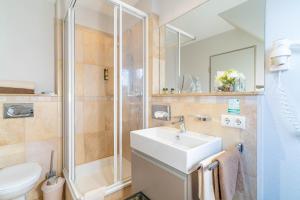 林道Apartment Hotel Schreier的一间带水槽和淋浴的浴室