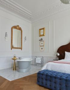 阿姆斯特丹阿姆斯特丹普利策酒店的一间带浴缸、一张床和镜子的卧室