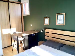 阿卡雄T2 stylé/calme et confortable的一间卧室配有一张床、一张桌子和一张桌子