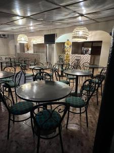 BrusubiTRANQUIL RESORT HOTEL的用餐室配有桌椅和灯光