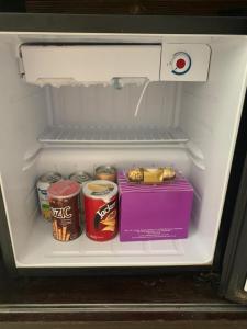 万津Relax At Gold Coast Morib的配有食品和饮料的开放式冰箱