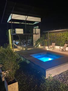 蒙特内哥罗GatoPardo的夜间在房子前面的游泳池