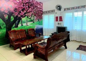 金马仑高原樱花宾馆的一间配备有桌椅和树的用餐室