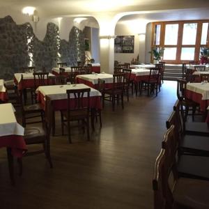扎费拉纳-埃特内阿Fermata Spuligni - Turismo Rurale的配有桌椅的用餐室