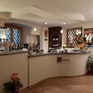 扎费拉纳-埃特内阿Fermata Spuligni - Turismo Rurale的一间酒吧,位于一个房间里,有柜台