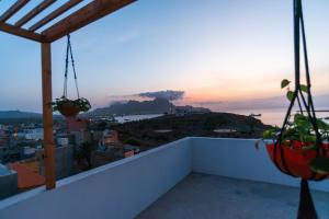 明德卢Amwilla Guesthouse Apartamento Fátima的阳台享有大海和山脉的美景。