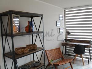 安托法加斯塔Departamento Av Argentina Antofagasta Disegni 05的一间设有书架、桌子和椅子的房间