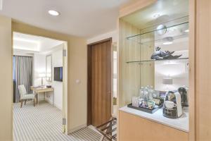 汐止富士大飯店的酒店客房设有厨房、书桌和客房。
