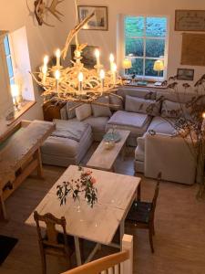 洛默Landhaus „Blattgold“的客厅配有沙发和带蜡烛的桌子