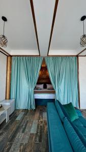 HalidzorHarsnadzor Eco Resort的一间卧室配有蓝色的沙发和一张床