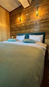 HalidzorHarsnadzor Eco Resort的一张大床,上面有两个枕头