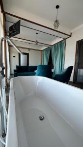 HalidzorHarsnadzor Eco Resort的客厅配有白色浴缸及椅子