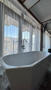 HalidzorHarsnadzor Eco Resort的窗户客房内的白色浴缸
