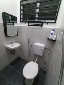 甘文丁HOMESTAY SYAABAN Kamunting Taiping Batu Kurau Ulu Sepetang的浴室配有白色卫生间和盥洗盆。