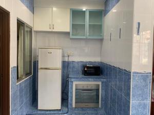 汝来Home in Nilai的厨房配有冰箱和炉灶。