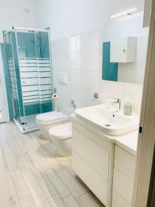 卡利亚里Emme Apartment IUN (Q8410)的浴室配有卫生间、盥洗盆和淋浴。