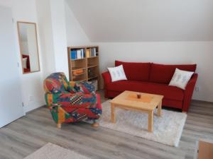 弗林布尔克Lipno - Villa Bernard - Lakeside Village的客厅配有红色沙发和茶几