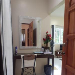 BacongVilla Estela guesthouse的浴室设有梳妆台、镜子和椅子