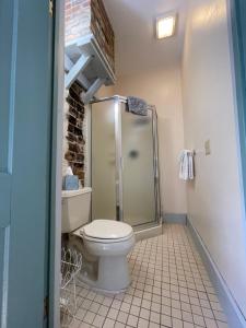威诺纳Carriage House Bed & Breakfast的一间带卫生间和玻璃淋浴间的浴室