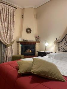 卡尔派尼西翁瓦伦蒂尼旅馆的一间卧室配有一张床和一个壁炉