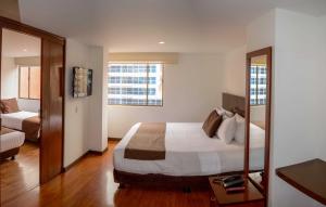 波哥大Hotel Confort 80 Zona Rosa的酒店客房,配有床和镜子