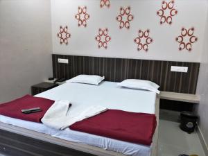 KukmaHotel Shiv Regency的一张床位,房间有