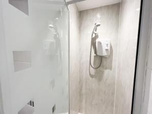 格拉斯哥1Bd Glasgow Apartment的浴室里设有玻璃门淋浴
