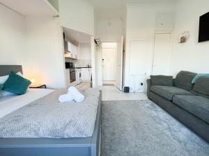格拉斯哥1Bd Glasgow Apartment的客厅配有床和沙发