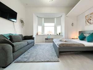 格拉斯哥1Bd Glasgow Apartment的客厅配有床和沙发