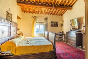 卢卡Villa Barsocchini的一间卧室配有一张床、一个梳妆台和一扇窗户。