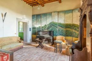 卢卡Villa Barsocchini的客厅配有钢琴和壁画