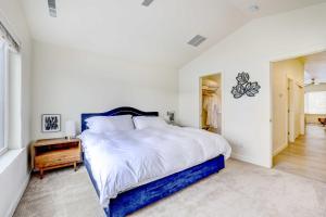 博伊西Beautiful Townhome - Steps to Downtown Boise!的卧室配有蓝色和白色的床和窗户。