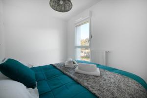 居让梅斯特拉La Maison Des Lys YourHostHelper的一间卧室设有一张带窗户的绿色床