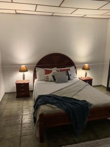 容迪亚伊Café com Morada - Cama e Café的一间卧室配有一张带2个床头柜的大床