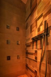 诺尔马B&B Piazza Roma的带淋浴的浴室和木墙