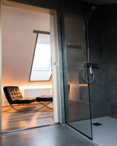 锡格吕菲厄泽Scenic Penthouse - Ocean view & skylight windows的玻璃淋浴间,带椅子