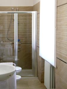 帕武洛内尔夫里尼亚诺Albergo Ristorante Corsini的带淋浴、卫生间和盥洗盆的浴室