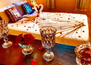 因巴塞布萨达卢奥达普拉亚旅馆的一张桌子,上面有眼镜,床边有眼镜